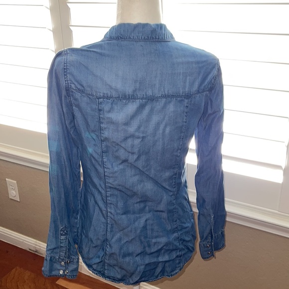 EUC chambray blouse with cute pearl like buttons - Picture 2 of 4